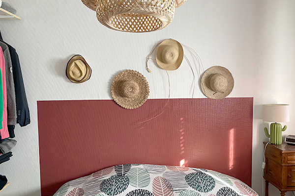 chambre décoration chapeaux au mur