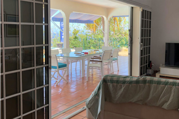 salon avant travaux baies vitrée blanche