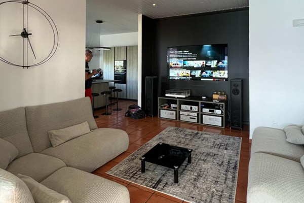 salon aménagé coin télévision