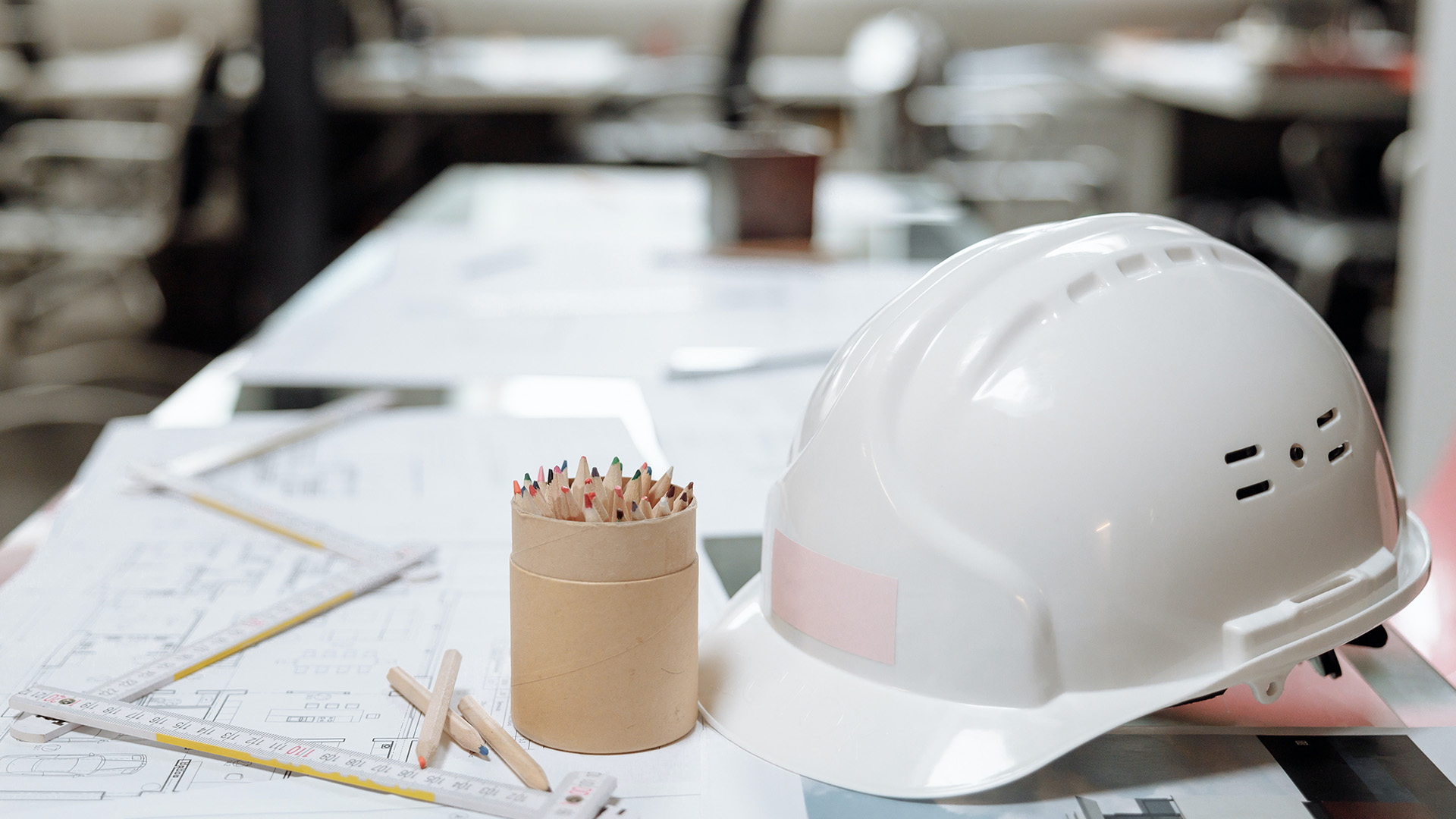 photo d'un casque de chantier sur un plan d'architecte